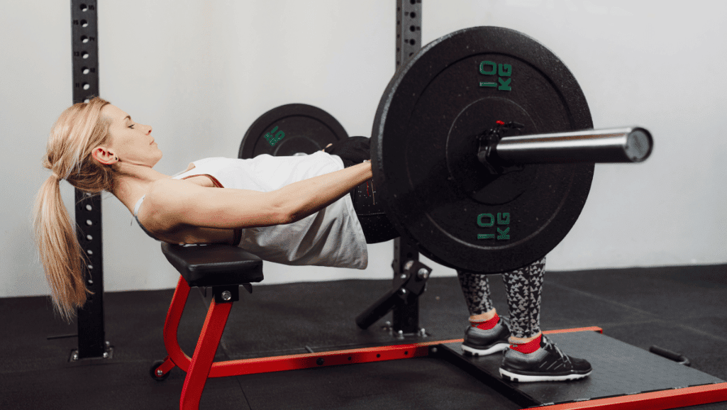 femme réalisant l'exercice de musculation hip thrust