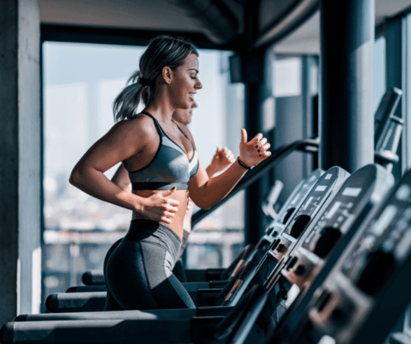 femme faisant du cardio sur tapis de course