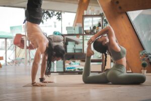 woman stretching yoga et homme musculation