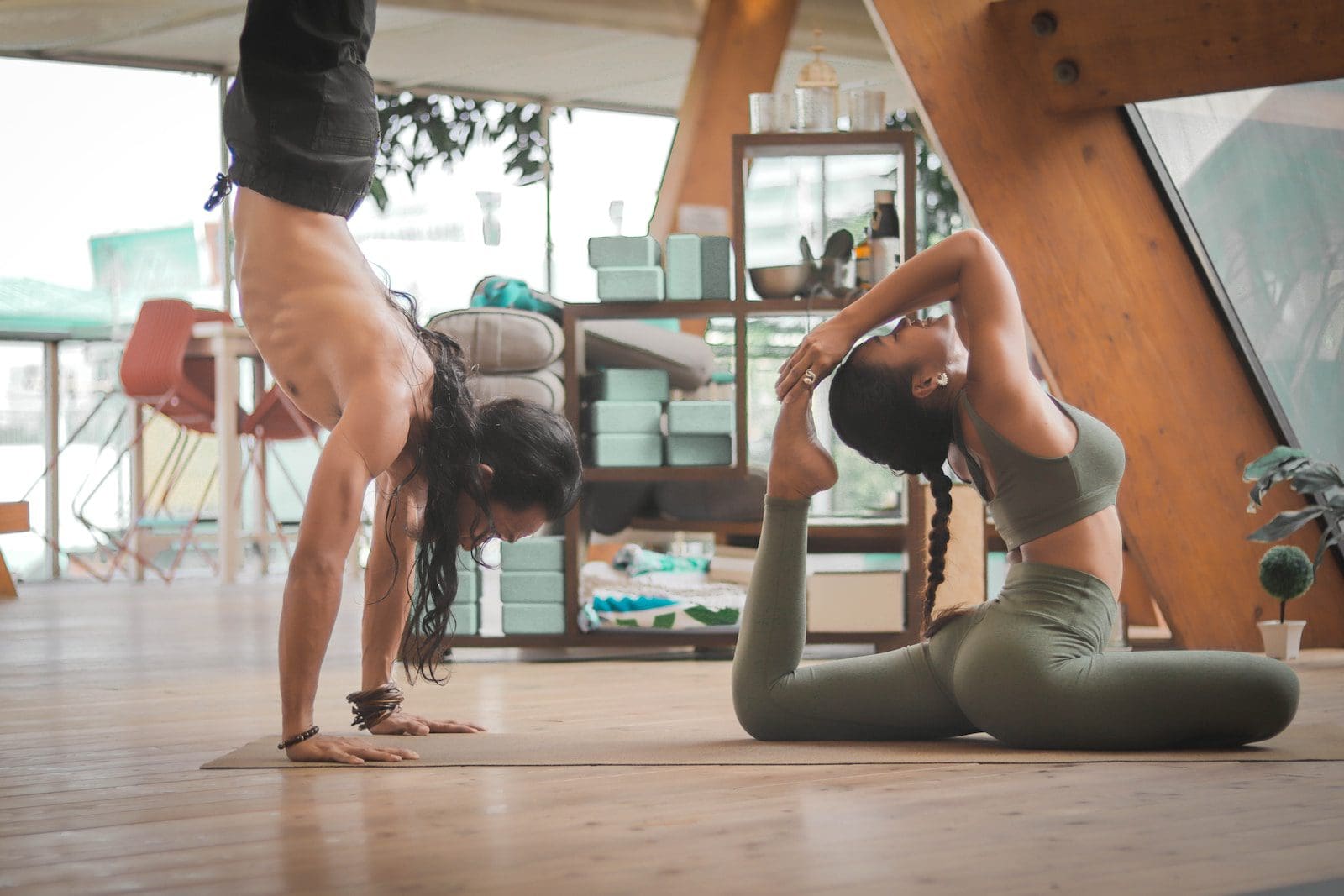 woman stretching yoga et homme musculation