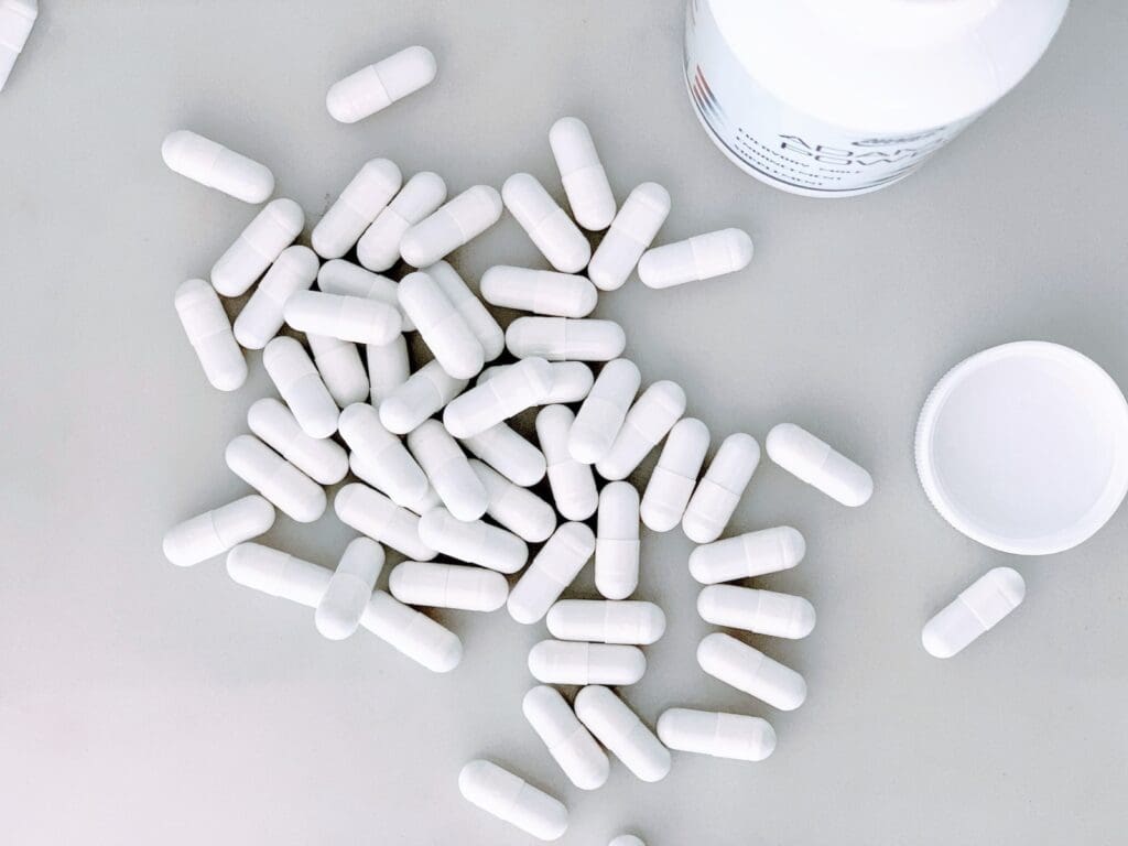 white medication capsules - glutamine