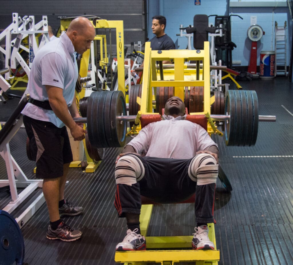 hommes faisant du hack squat