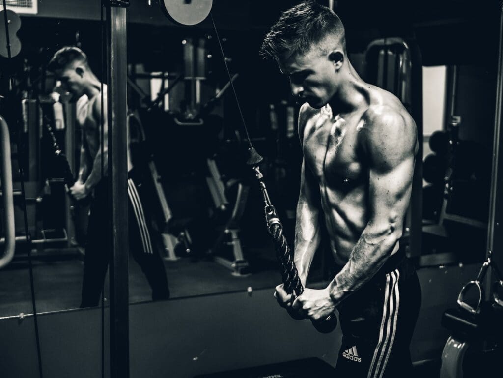 exercice triceps poulie