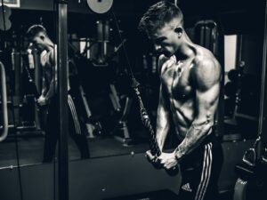 exercice triceps poulie