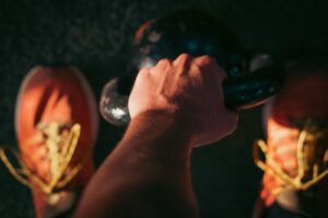 exercice dos kettlebell