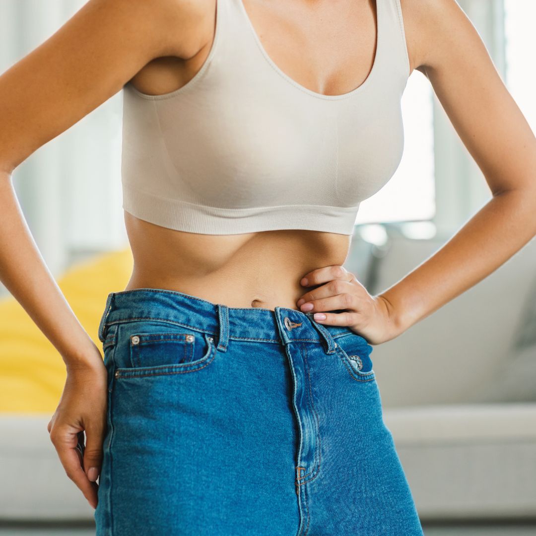 Femme faisant un stomach vacuum