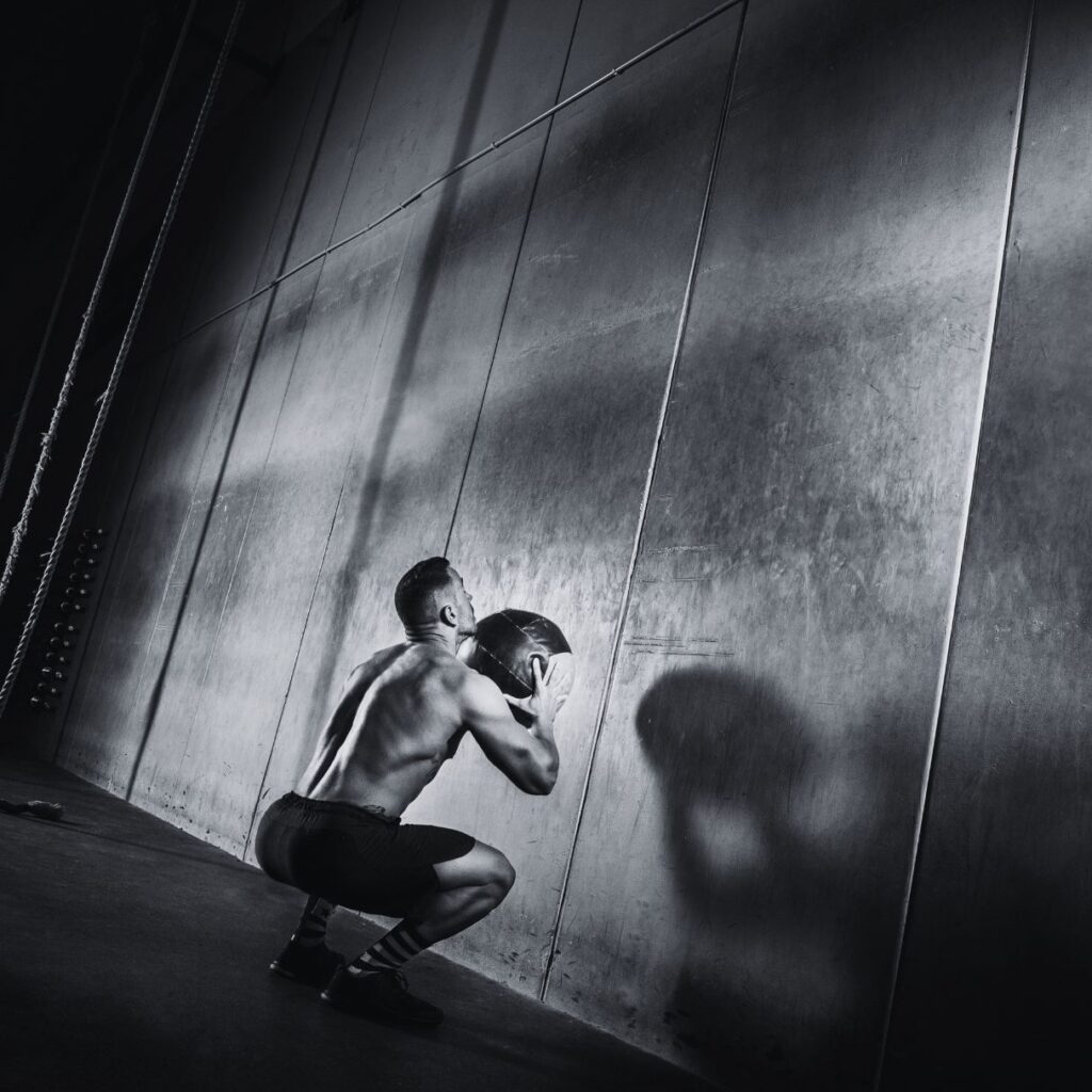 Homme faisant du wall ball