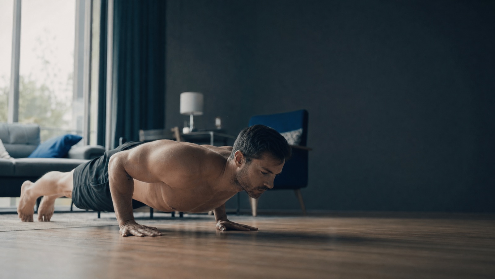 Pompes au sol dans un salon, programme de musculation à la maison sans matériel