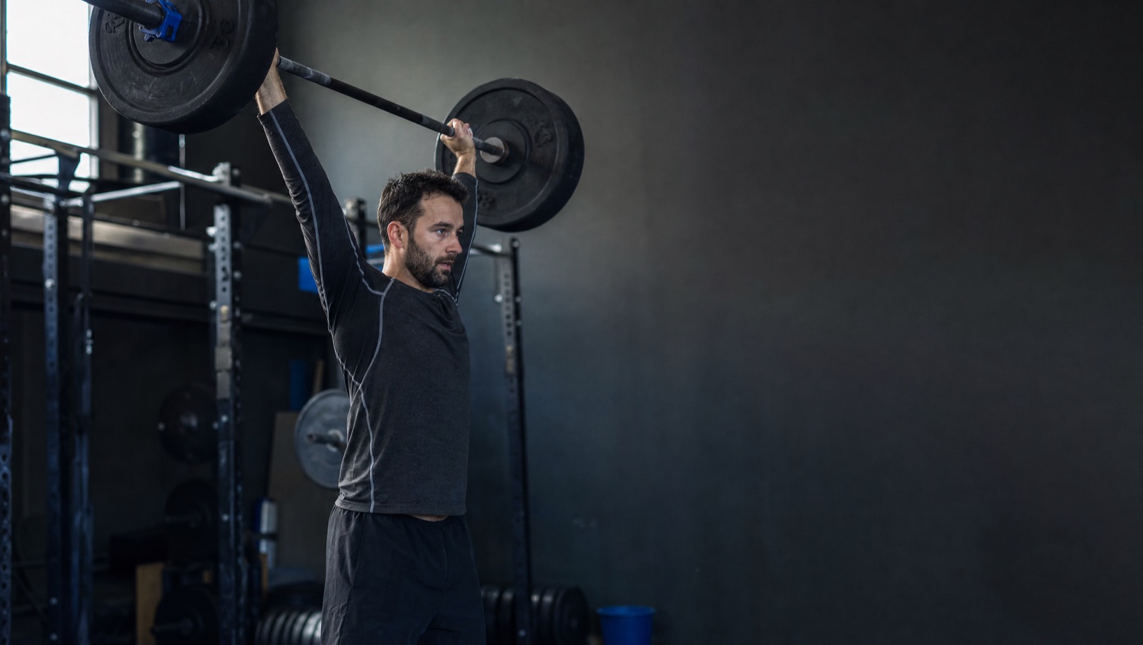 Développé militaire barre au-dessus de la tête, programme push pull legs